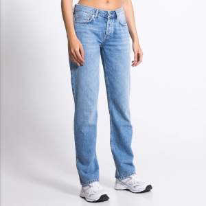 Ett par super snygga jeans från lager 157, i modellen icon. Alltså low straight. I väldigt bra skick💛