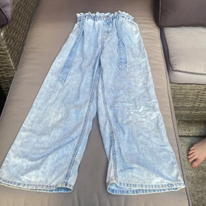 Jeans - Jag säljer de här jeansen för säljer för 55kr då de tidigare kostat 200kr, säljer för att de ej passar 