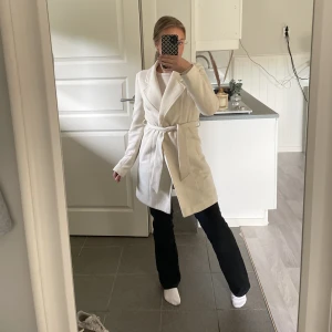 Beige kappa  - Beige kappa fårn veromoda i storlek  xs/34. Kappan är i gott skick, använd men väl skött. Hör av dig om du har frågor mm. 😀