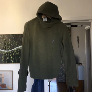 Ninja fleece - Riktigt fet fleece hoodie, svårt att ta rättvisa bilder så fråga gärna om bild på om det skulle vara intressant, med luvan uppe påminner den om en ninja fleece, den är uppsydd lite grann så den sitter cropped, helt perfekt nu till höst/vinter.
