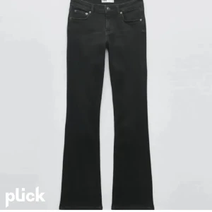 Zara bootcut low waist - Säljer mina lågmidjade bootcut jeans från zara i storlek 32, fint skick💕