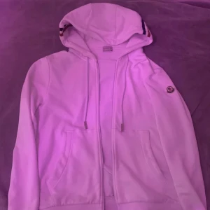 Moncler zip hoodie  - Storleken är L men passar även M.  Tröjan är i bra skick och inte använd mer än 5 gånger. 