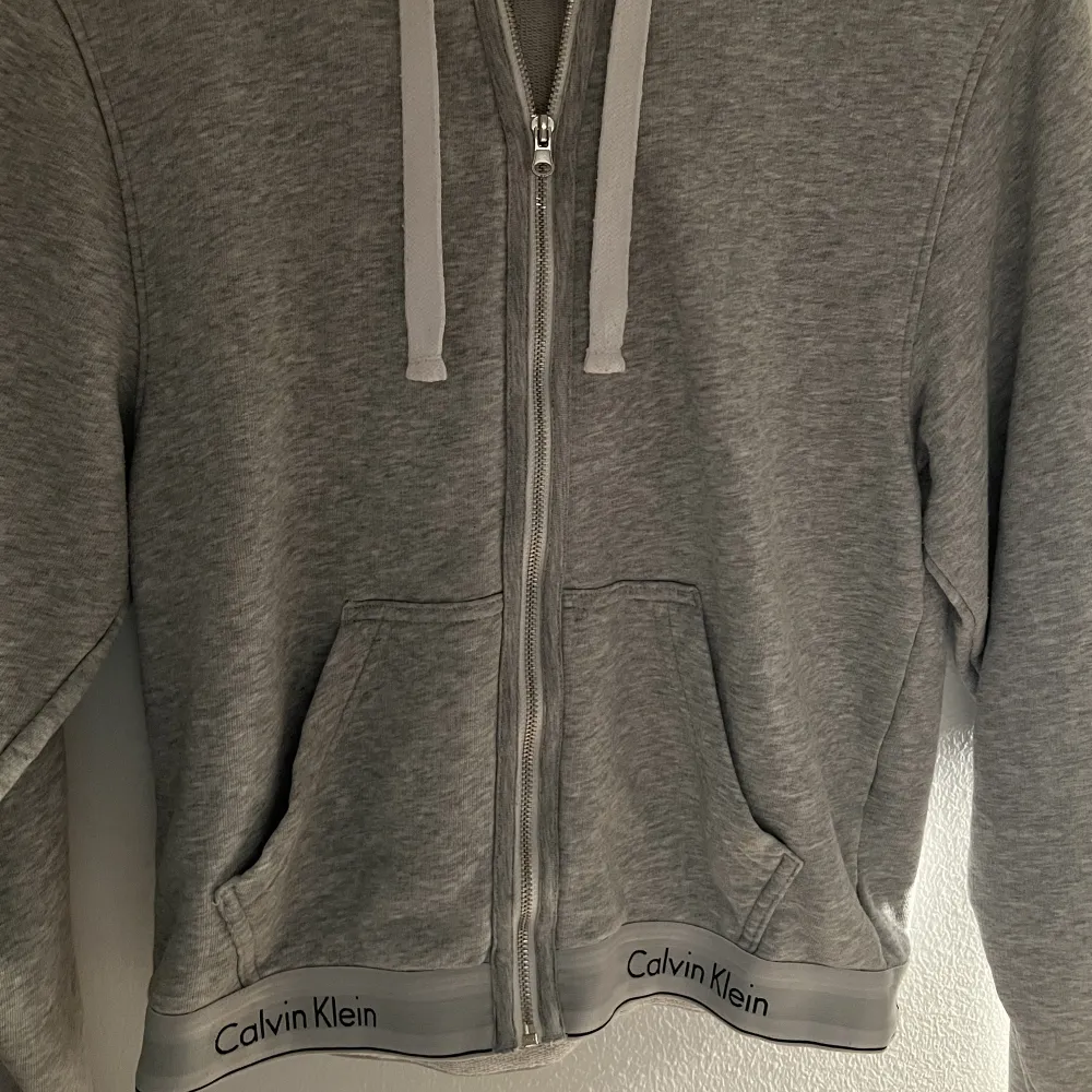 Grå zip hoodie från calvin klein i fint skick. Nypris är 799kr! . Hoodies.