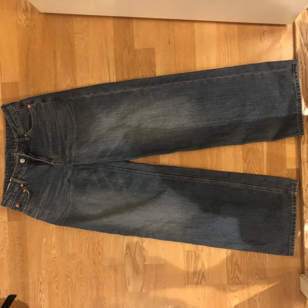 Low waisted ample jeans! Barely used, were too big for me and is selling❤️ these popular jeans are super nice and comfortable!!. Jeans & Byxor.