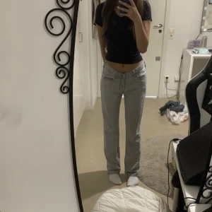Lågmidjade jeans - Superfina grå/blåa lågmidajde jeans från bikbok! Knappt använda då de är förstora för mig. Stl. W27 L32, nypris 699kr. Löser fler bilder om du är intresserad!