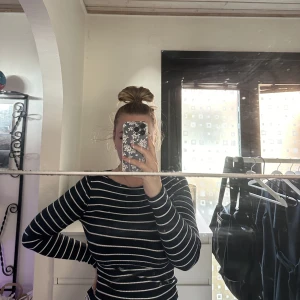 Helt ny långärmad - En super fin långärmad tröja i marinblå med vita ränder. I storlek M och helt ny med lappen kvar💕