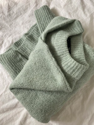 Stickad tröja  - Mysig tröja som är stor i storleken så den blir lite oversize!