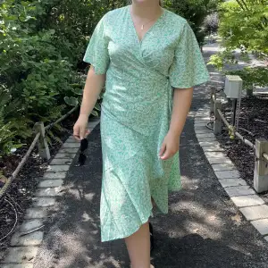 Grön omlott klänning. Nyskick 