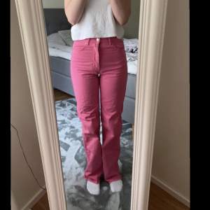 Jättefina rosa jeans som är i toppskick! Endast använda 1 gång tidigare. 