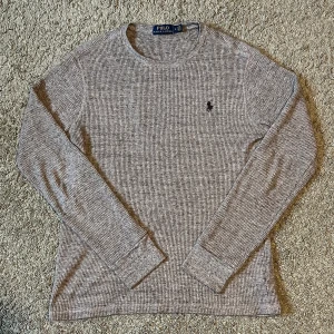 Ralph Lauren Tröja, Pullover - Grå pullover från Ralph Lauren, tunt stickad i fint material och passar perfekt med t.ex. en skjorta under. Storlek M och i mycket bra skick!