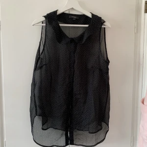 Prickig transparent blus  - Säljer denna söta transparenta blusen i storlek 48, sparsamt använd 🥰