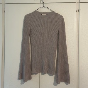 Glittrig tröja  - Glittrig tröja, tjockare tyg så den är rätt varm, utsvängda armar och hög hals, glittrar jättefint! Storlek 34 från HM Kan mötas upp i Göteborg eller så står köparen för frakt 