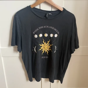 T-shirt  - Mörkgrå T-shirt med tryck från HM.