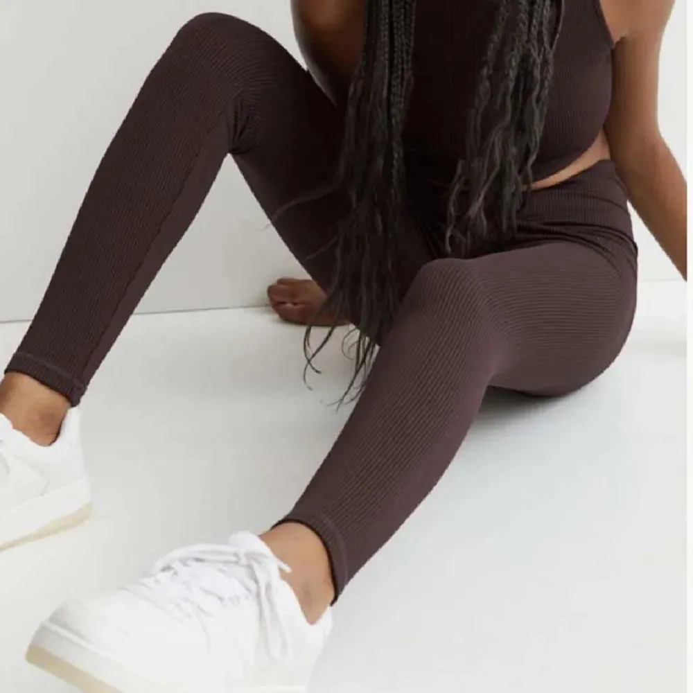 Mörkbruna ribbade leggings från H&M, nypris 199kr, stl s, högmidjade, använd en gång. Jeans & Byxor.