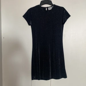 Glittrig klänning - Ok skick, barn storlek men passar xs