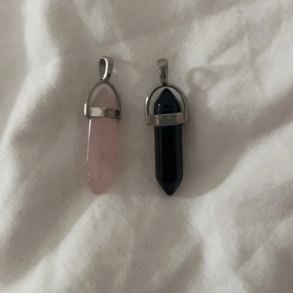 En rosenkvarts berlock och en obsidian berlock. Obsidian berlocken är lite rostig vid själva hänget. 50 för rosenkvarts 30 för obsidian.. Accessoarer.