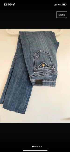 Guess jeans lowwaist - SKITsnygga lowwaist jeans från guess som man kan dra åt i midjan. Är 165 lång och de är på gränsen till för korta för mig! Skriv om ni har frågor eller vill köpa direkt💓🤝
