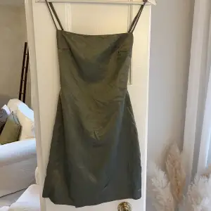 Grön klänning från Zara med öppen rygg. Aldrig använd, prislappen sitter kvar. 