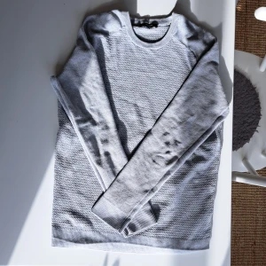 Jack & Jones tröja - Säljer min stickade Jack & Jones tröja då den blivit för liten. Storlek S. Den har ett litet hål på baksidan vid nacken så kan diskutera priset