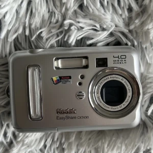 Kamera - kodak easyshare cx7430.  kommer ej till användning, därav säljer jag nu den.   Finns ej minneskort. finns ej batterier (är speciella AA batterier som finns att köpa online)