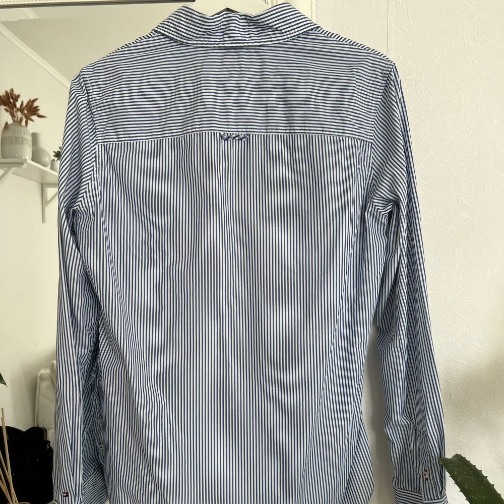 Säljer en jättefin Tommy Hilfiger 👔i ett jättefint skick, inga defekter eller märken. Skjortan passar båda till kontoret och till att ha på sig vardagligt🩵 passar mig skit snyggt som bär storlek xS-S🥰. Skjortor.
