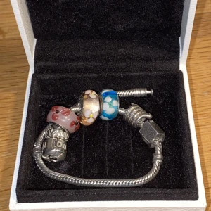 Äkta Pandoraarmband  - ARMBANDET SÅLT. BLÅA BERLOCKEN SÅLD. ❤️berlocker 100 kr/st! Äkta pandora med 6 st berlocker varav två ej Pandora men 925 silver. Fint beg skick. Tveka inte att höra av dig vid frågor! 