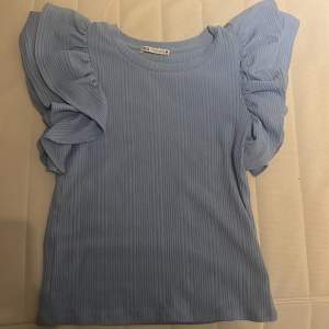 Detta är en tröjan ifrån zara i storlek s, den är blå och endast använd 2 gånger 
