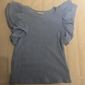 Detta är en tröjan ifrån zara i storlek s, den är blå och endast använd 2 gånger 