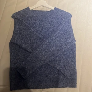 Stickad tröja  - Detta är en stickad tröja ifrån vero Moda i storlek xs. Den är i en lite starkare blå men lagom tycker jag. Endast använd 1 gång. 