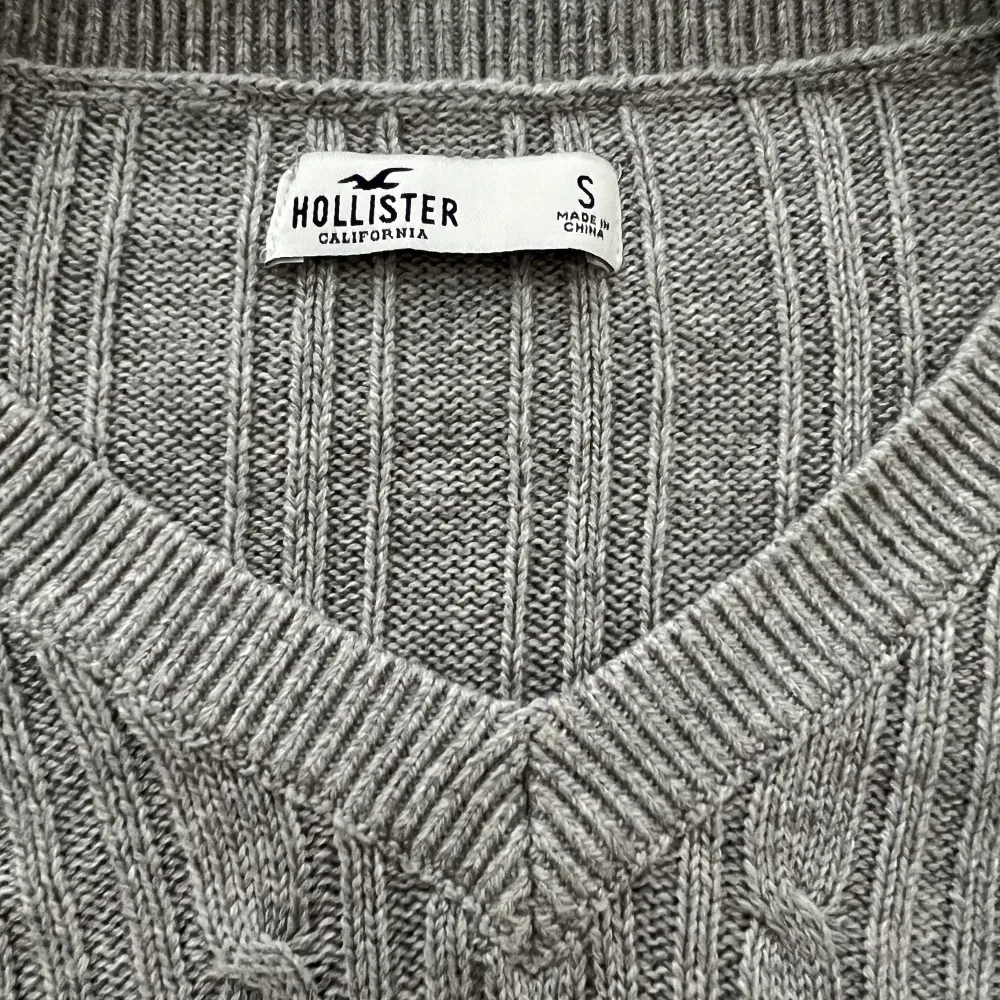 En grå hollister tröja i storleken S. Passar perfekt nu till hösten. Säljer den då den ej kommer till användning. 🍁. Tröjor & Koftor.