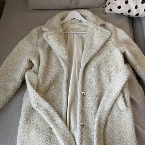 Teddykappa - Vit teddykappa från NLY Trend (saknas tyvärr en knapp)