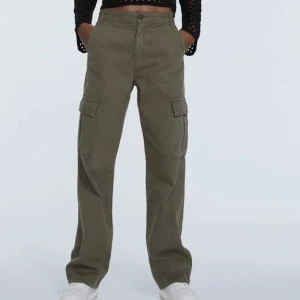 Stradivarius Cargo Pants - Gröna cargos från stradivarius!! Aldrig använda. Strl 38 i Tall, passar mellan 170-180 skulle jag säga.