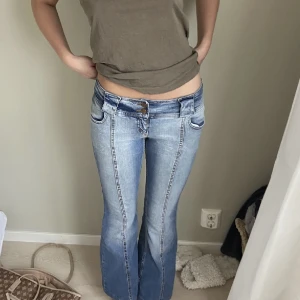 Lågmidjade jeans - så fina och unika lågmidjade jeans, köpte de av en tjej här på plick men tyvärr passade de inte. Hon hade köpt de vintage i Barcelona!🩷 passar en strl 36, midjemått 38cm och innerben 76cm
