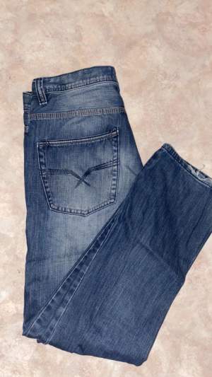 Ett par skitsnygga jeans som jag har sytt lågmidjade själv, kommer inte till användning längre så lika bra att sälja. skulle säga att de passar 38/40 bäst🥰 (Köparen står för frakten💕) TRYCK INTE PÅ KÖP NU!!!