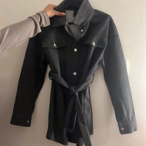 Kappa - En tunn höst kappa som är i bra skick och har används några gånger !! 