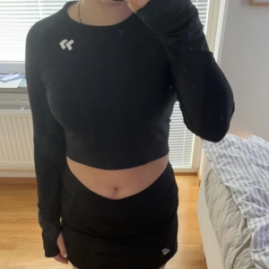 Tränings tröja  - Jag säljer en långärmad cropad träningströja.  Den är knappt använd och i väldigt fint skick💕