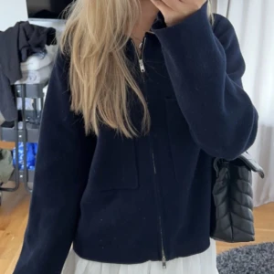 Marinblå cardigan - Supersnygg marinblå overshirt från Åhléns som säljs då den ej kommit till användning💕 Storlek S och är i bra skick!💕