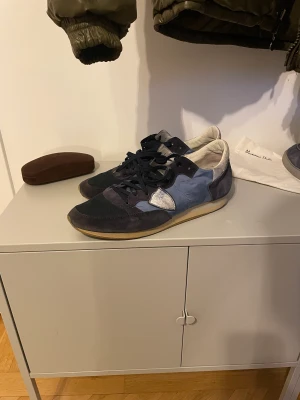 Philippe model skor - Säljer nu dessa riktigt snygga Philippe models. Skorna är i bra men använt skick. Tyvärr ingen box då den är borttappad. Bara att höra av sig vid intresse!