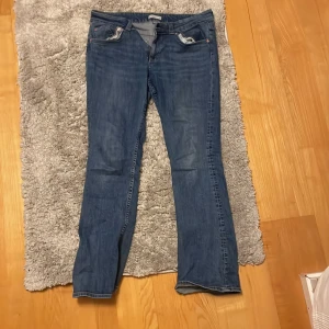low bootcut  - Gina tricot lågmidjade bootcut byxor nypris 500 knappt använda 