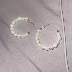 Örhängen  - Hoop örhängen med pärlor. Aldrig använt