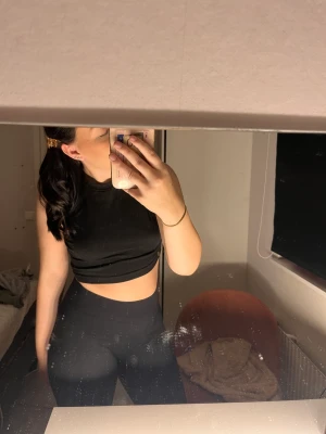 Svart topp - Säljer denna toppen då den inte kommer till användning längre, jätte skön och går att matcha med olika outfits. Inga defekter <3