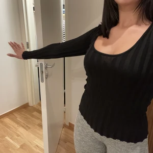 Långärmad ribbad top - Långärmad ribbad top från HOPE. Ordinarie pris 1200kr