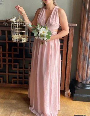 Bridesmaid klänning, strl medium - Dina Bridesmaid klänning använt endast en gång som ny. 