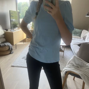 T-shirt med volang - En t-shirt med volang från Vero Moda. Aldrig använd. 