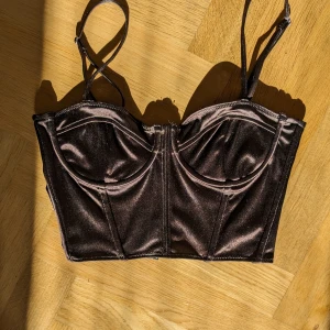 Brun korsett-topp - cute brun korsett-topp som jag säljer för att den tyvärr ej kommit till användning 