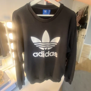 Sweatshirt Adidas - Adidas tröja storlek S, lite oversized 