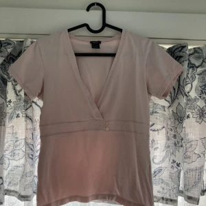 Ljus Rosa topp - En super söt ljus rosa topp med knappar. Jätte bra skick