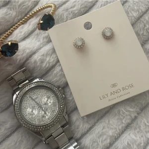 Smycken  - Alla är oanvändt , Regal klocka, Lily&Rose örhängen och Caroline Svedbom armband, kom med bra pris 🤍