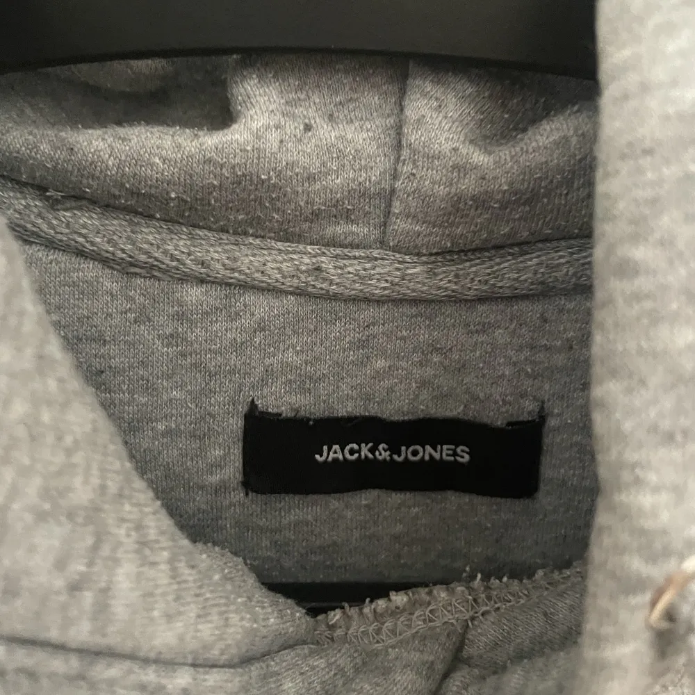 Grå Jack&jones hoodie i storlek M, säljer då jag har två likadana. Hoodies.
