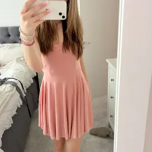 Säljer denna söta rosa klänning som inre kommer till användning längre, bra skick 